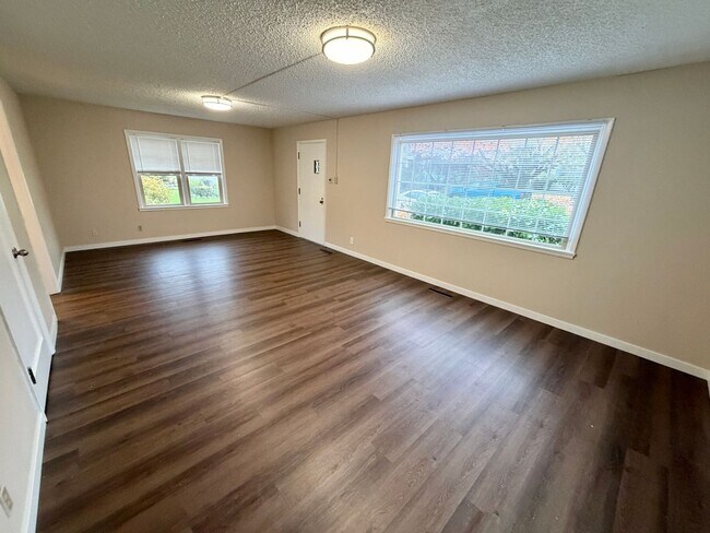 Building Photo - Desired Neighborhood! 3bd 1ba w/new flooring