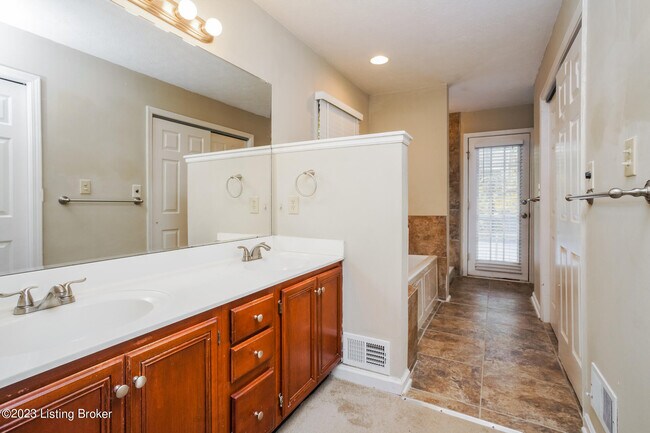 Building Photo - 10710 Hickory Cove Ct