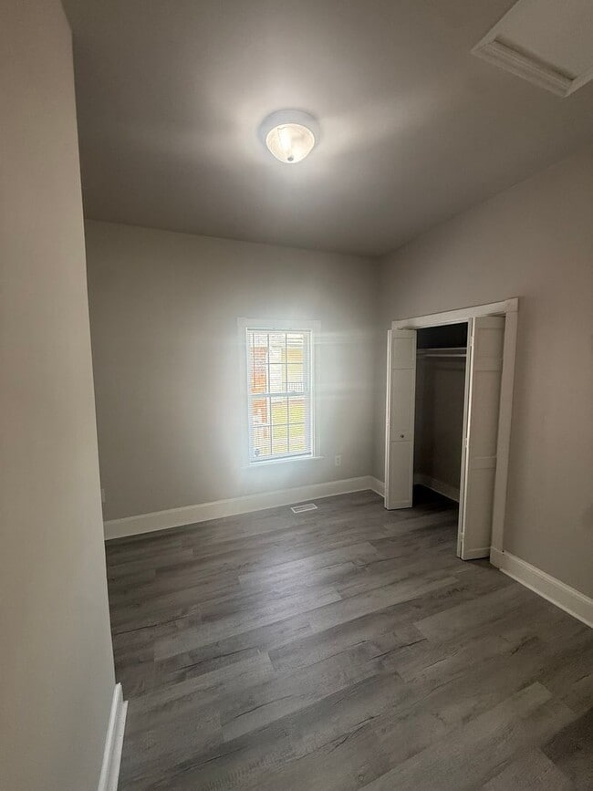Building Photo - 4-bedroom, 2 full bathroom, 1 story house