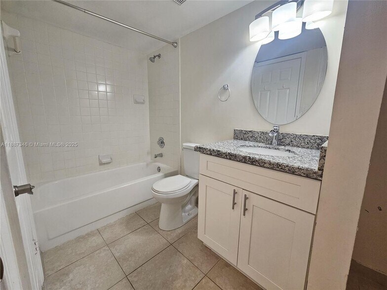 Building Photo - 2101 Glenmoor Dr