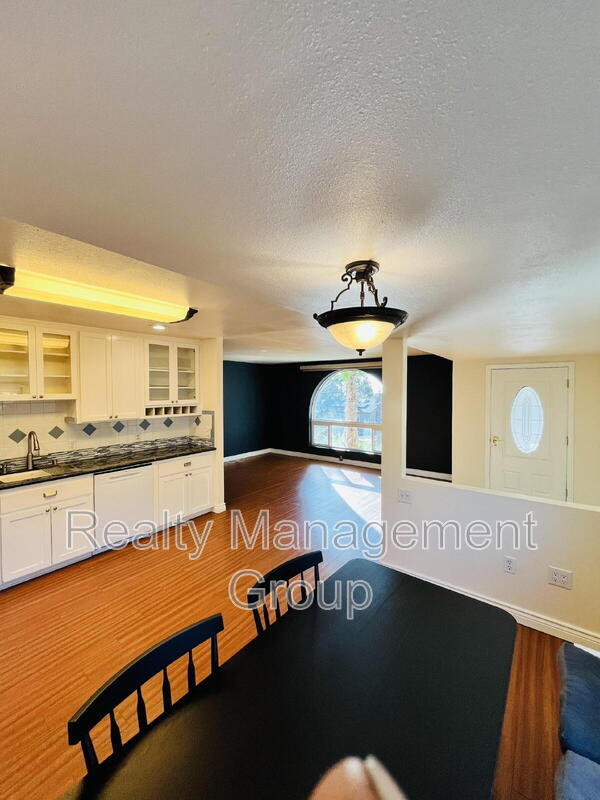 Building Photo - 246 Loma Vista Pl