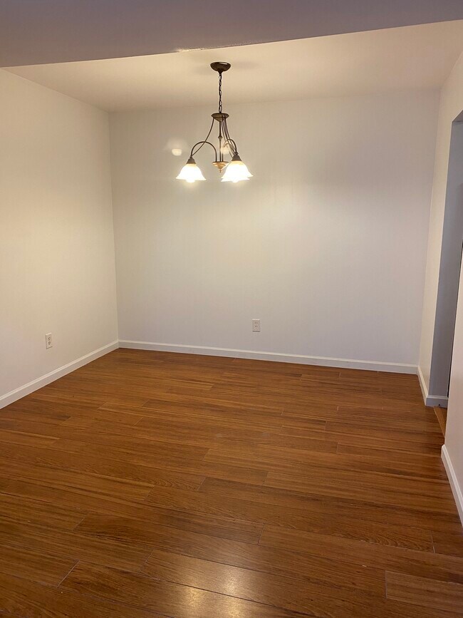 Building Photo - 908 Woodland Village