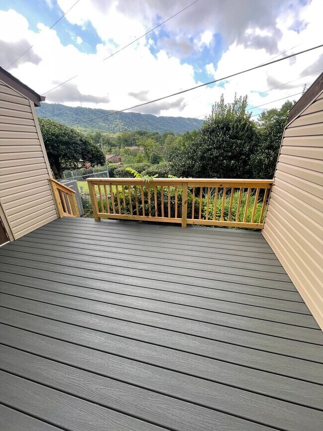 Building Photo - 501 Manor Dr