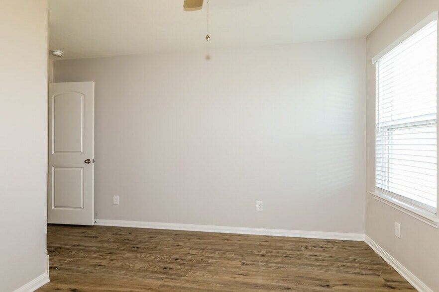 Building Photo - 28009 Irving Dr