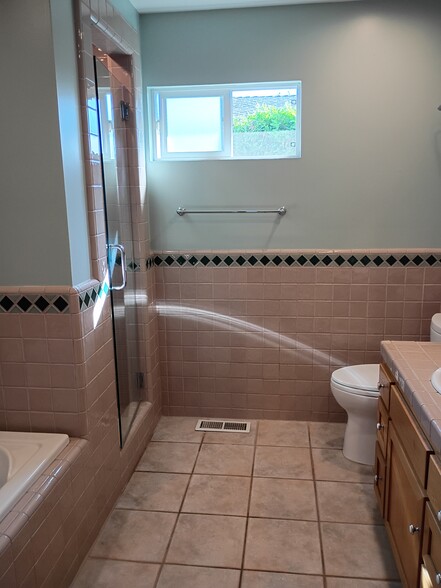 Pimary bathroom - 1519 Altamont Ave