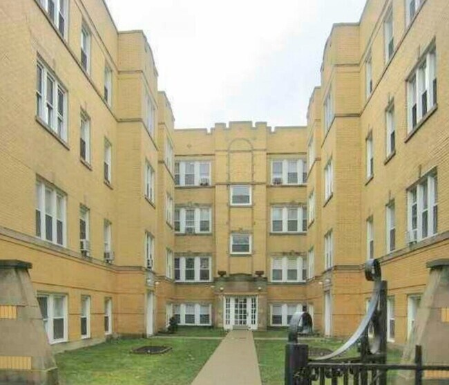Primary Photo - 4412 N St Louis Ave