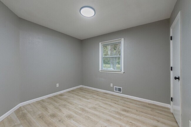Building Photo - Spacious 4-Bed / 2-Bath Home – Grandview, MO