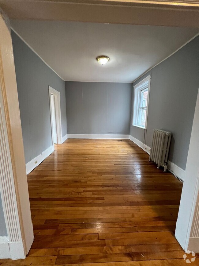 Building Photo - Spacious Brighton three bed one bath with ...