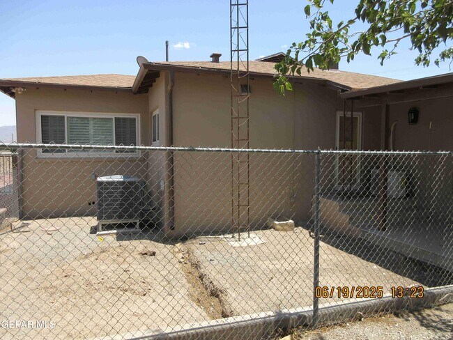 Building Photo - 895 Gato Rd