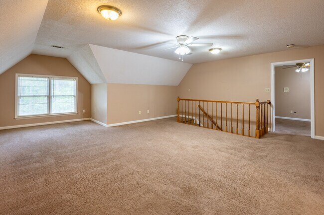Building Photo - 4135 Knollcrest Cir N