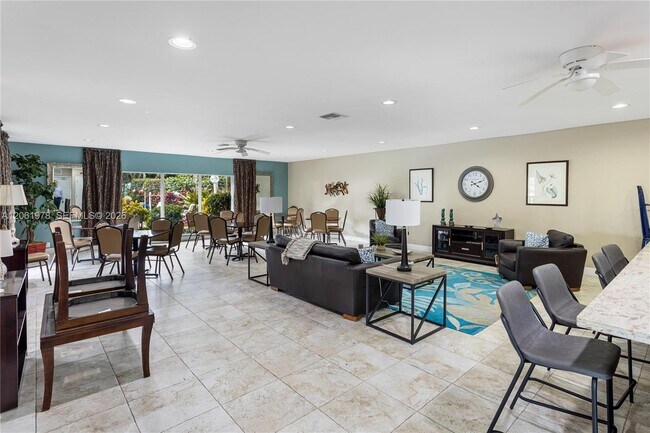 Building Photo - 4030 W Palm Aire Dr