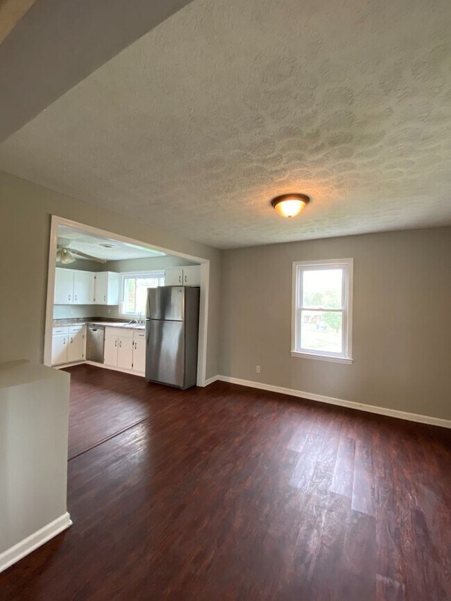Building Photo - Spacious 3 Bedrooms Located in Hermitage /...