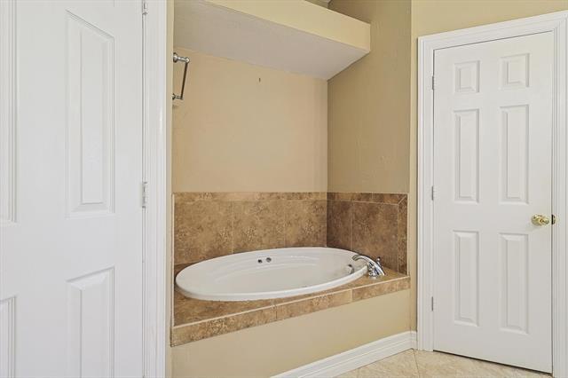 Building Photo - 7009 Oak Hills Ct