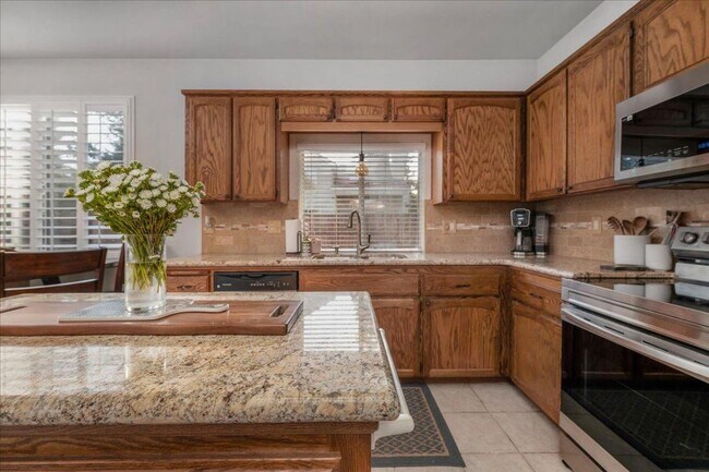 Building Photo - Beautiful North Clovis 3/2.5 Home in Gated Community