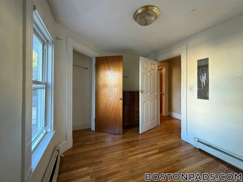 Building Photo - 31 Seattle St