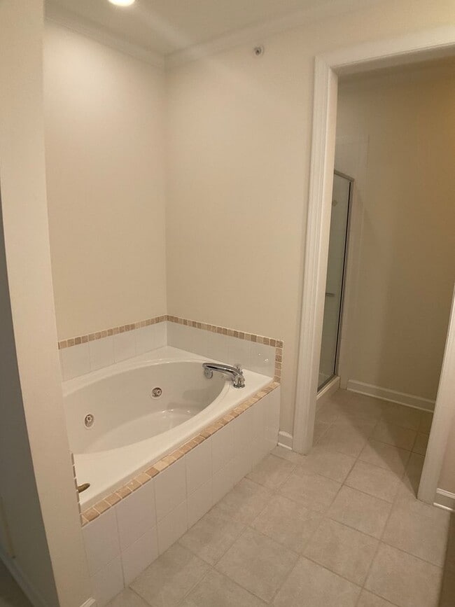 Building Photo - Gorgeous Condo in the heart of Chapel Hill