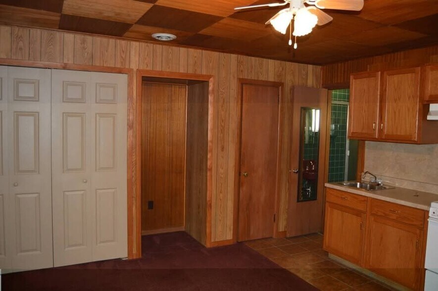 Building Photo - 4826 W Old Lincoln Way