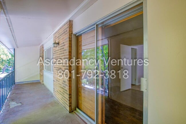Building Photo - 745 E 3 Fountains Cir