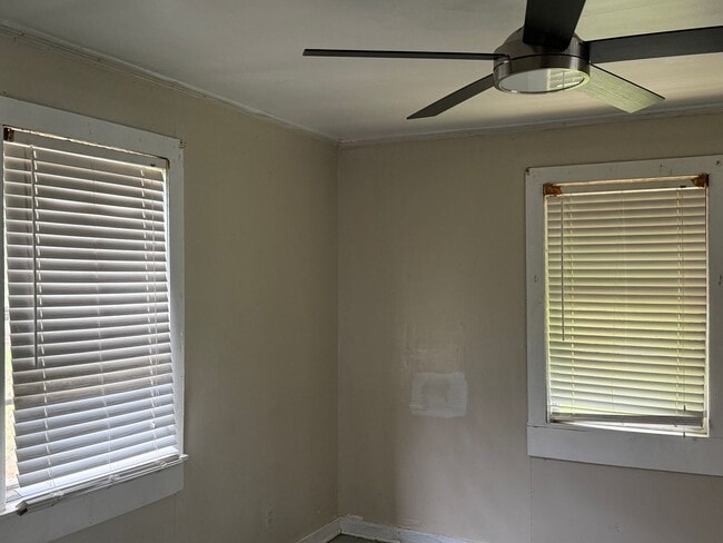 Building Photo - 3 Bedroom 1 Bathroom House Available for Rent