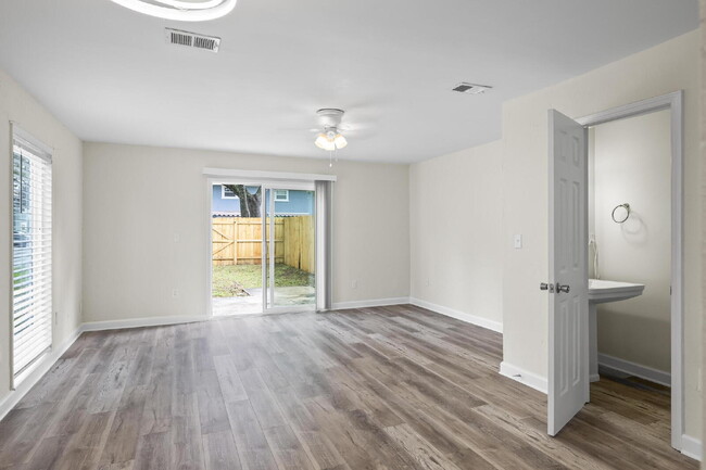 Building Photo - "Charming 2-Bed Townhouse with Modern Comf...