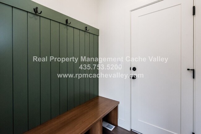 Building Photo - Gorgeous 3 br 2 bath home in Hyde Park! Ha...
