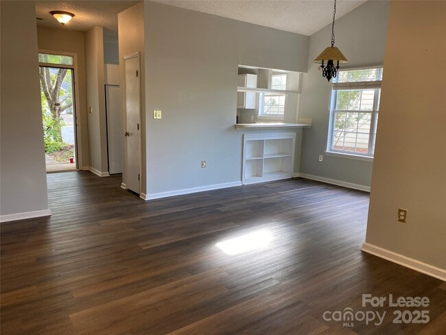 Building Photo - 6002 Kenmore Ln