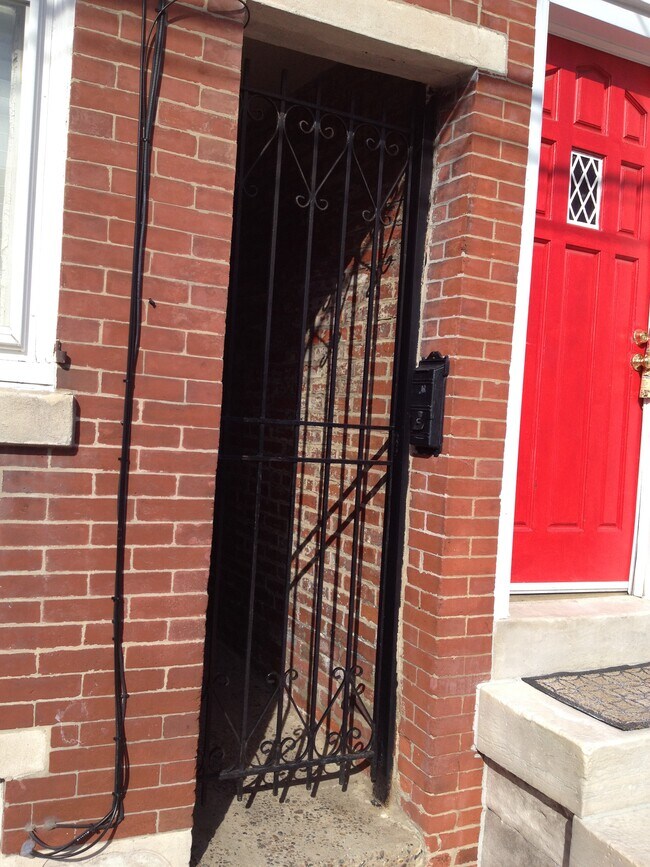 gate to courtyard - 115 League St