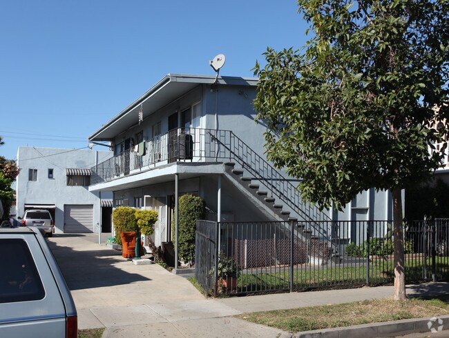 Building Photo - 2527 Elm Ave