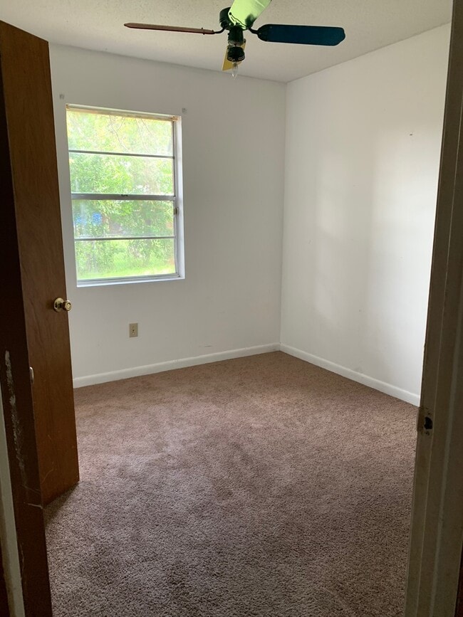 Building Photo - Your Dream Home Awaits in a Charming 3-Bedroom Oasis!