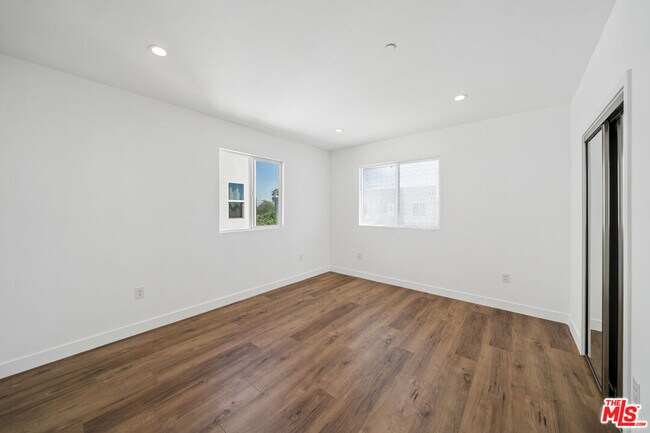 Building Photo - 6334 1/2-6332 Beck Ave