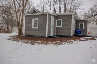 Building Photo - 2 BED 1 BATH HOUSE FOR RENT