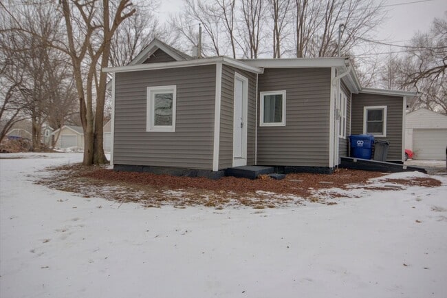 Primary Photo - 2 BED 1 BATH HOUSE FOR RENT