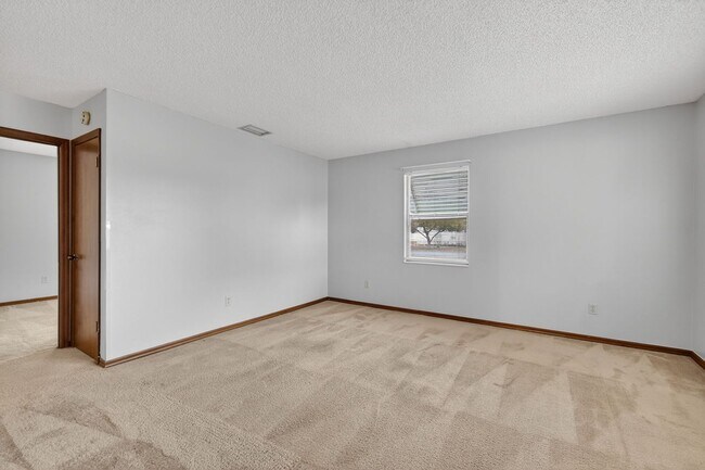 Building Photo - Spacious 2/2 in Leesburg Near Treadway Elementary – Bonus Room