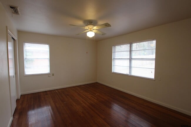 Building Photo - 2725 Tanglewood Dr