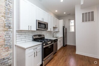 Building Photo - Gorgeous 2 Bed 2 Bath on Pilsen's 18th Street
