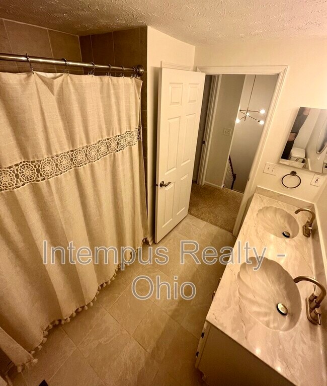 Building Photo - 2071 Stratford Ct