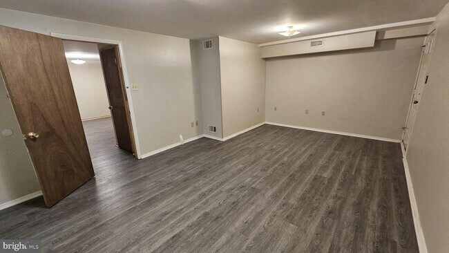 Building Photo - 9 Hamlet Dr