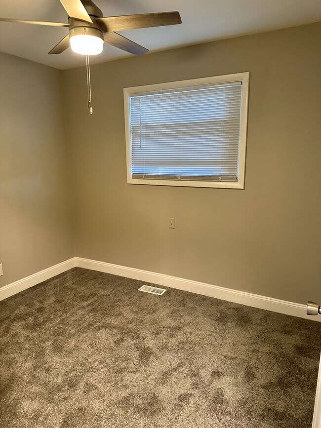 Building Photo - ***3 Bed Ranch with off-street parking and large yard!