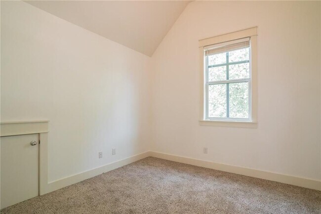 Building Photo - 1165 Poquito St