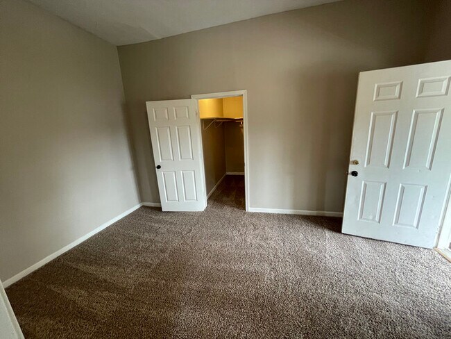 Building Photo - Cozy and spacious Garfield Park 3BD/1.5 BA...