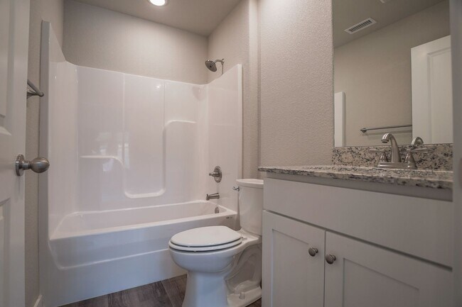 Building Photo - Tiny Living 2 Bedroom 2 Bath home located in Fayetteville!