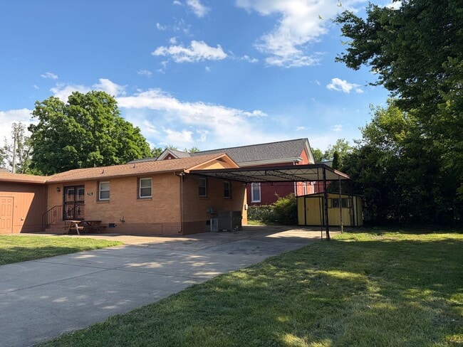 Building Photo - All brick cottage in East Nashville
