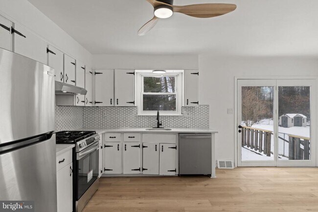 Building Photo - 395 Montgomery Dr