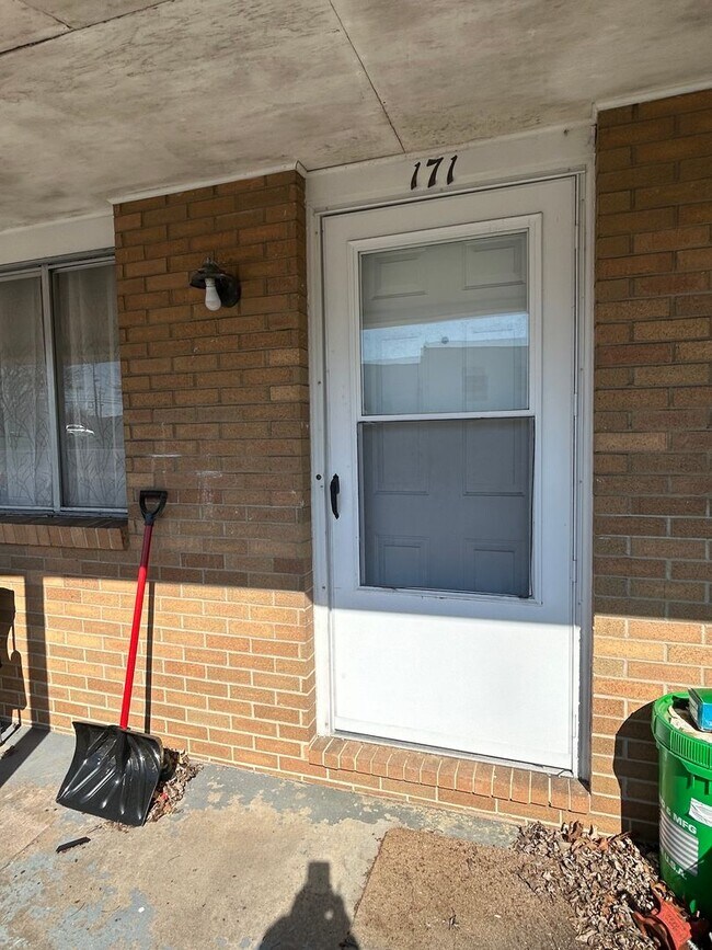 Building Photo - 2 Bedroom, 1 Bath Duplex