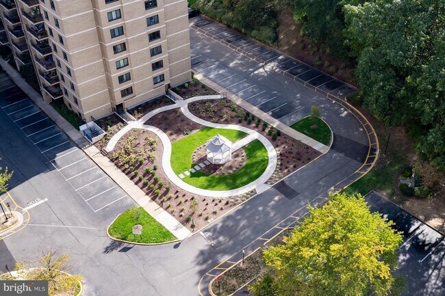 Building Photo - 307 Yoakum Pkwy