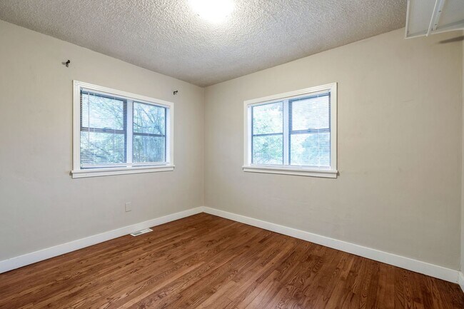 Building Photo - 6 month lease only no extensions Greenwood bungalow