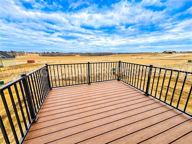 Building Photo - Stunning 4 bedroom, 3 bath Ranch Style Hom...