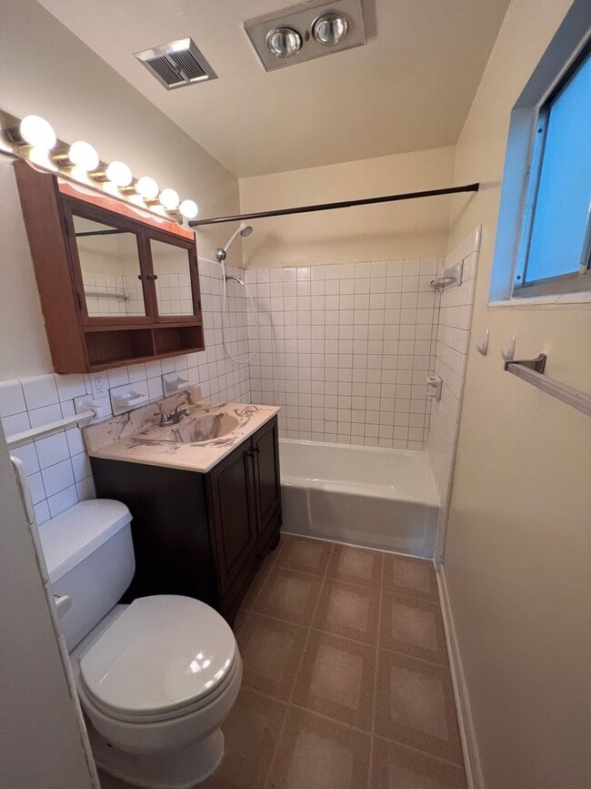 Building Photo - Pet Friendly 4BR/3BA Bedroom House - Available Mid-June!