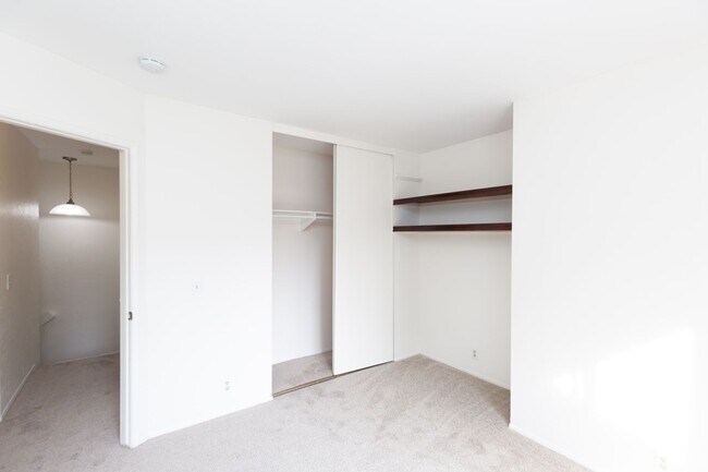 Building Photo - *** MUST SEE 2/2.5 TOWNHOME WITH TWO CAR G...