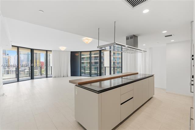 Building Photo - 1000 Brickell Plz